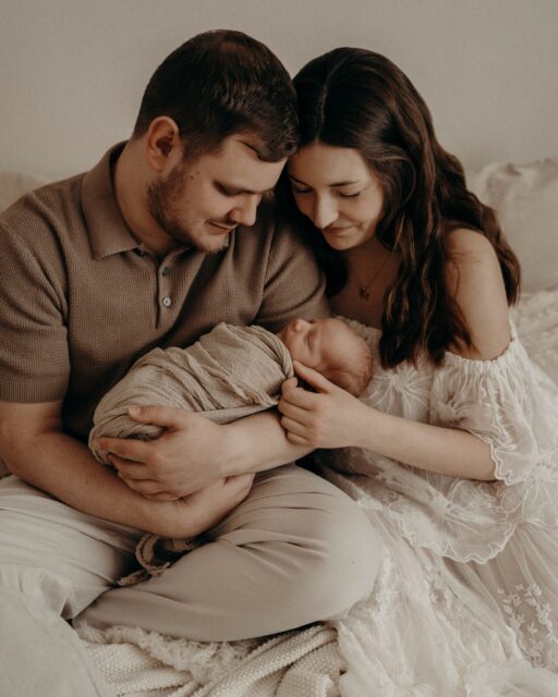 Es ist ein Privileg, eure Familiengeschichten erzählen zu dürfen.

Vor einiger Zeit durfte ich diese Familie beim Babybauchshooting begleiten. Heute halten sie ihren kleinen Sohn im Arm.

Und genau das macht meine Arbeit für mich so besonders.

Ich halte nicht einfach nur ein Bild fest.

Ich halte die Liebe fest, die zwischen euch spürbar ist. Den Stolz in den Augen frischgebackener Eltern. Die zarten Berührungen. Das Staunen. Die Freude über dieses kleine perfekte Wesen, das eure Welt für immer verändert.

Wir erschaffen nicht nur Erinnerungen für die Ewigkeit – wir bewahren Gefühle.

Gefühle, die im Alltag oft viel zu schnell vergehen und die man Jahre später wieder spüren möchte, wenn man durch sein Album blättert.

Genau das macht meinen Beruf zu einem absoluten Privileg.

Eure Liebe. Eure Geschichte. Für immer festgehalten.

•

Alexandra Reiter Fotografie
Fotografin für Newborn-, Babybauch- und Familienfotografie im Unterallgäu – für Familien aus Ulm, Augsburg, Memmingen und dem gesamten Allgäu.

Ich freue mich darauf, eure Geschichte in liebevollen, zeitlosen Bildern festzuhalten.

www.alexandrareiterfotografie.de
info@alexandrareiterfotografie.de
WhatsApp: 0176-61122336

#newbornfotografulm
#babyfotografmemmingen
#newbornshootingaugsburg
#familienfotografallgäu
#babyfotografunterallgäu