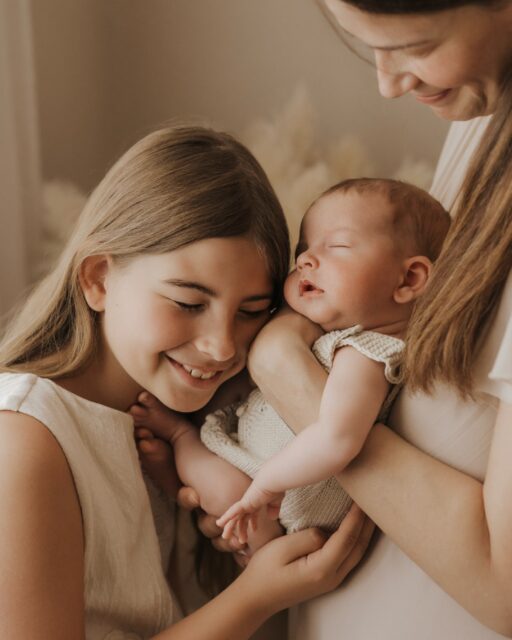Diese Bilder entstehen nicht, weil Babys immer schlafen.

Sie entstehen, weil sich Familien bei mir sicher fühlen.

Ein Newbornshooting darf leicht sein.

Euer Baby muss nicht “funktionieren”. Es muss nicht durchschlafen oder die ganze Zeit zufrieden sein. Wenn es Hunger hat, wird gestillt oder gefüttert. Wenn es Nähe braucht, wird gekuschelt. Wenn wir eine Pause brauchen, nehmen wir sie uns.

Ich richte mich nicht nach einem Zeitplan - sondern nach eurem Baby und euch. 

Genau deshalb entstehen diese ruhigen, innigen Momente. Nicht, weil alles perfekt läuft. Sondern weil niemand das Gefühl hat, funktionieren zu müssen.

Auch Geschwister dürfen einfach Kinder sein. Sie müssen nicht still sitzen oder ständig in die Kamera lächeln. Ich nehme sie mit viel Geduld und spielerisch mit - und oft entstehen genau dann die Bilder, die später die größten Schätze sind.

Mir ist wichtig, dass ihr nicht nur wunderschöne Erinnerungen mit nach Hause nehmt, sondern auch das Gefühl, dass ihr euch rundum wohl und gut aufgehoben gefühlt habt.

Denn genau so möchte ich, dass ihr euch an diese erste Zeit mit eurem Baby erinnert.

Ihr erwartet euer Baby? Meldet euch am besten schon in der Schwangerschaft. Gemeinsam finden wir den perfekten Zeitpunkt für euer ganz entspanntes Newbornshooting.

•

Alexandra Reiter Fotografie
Fotografin für Newborn-, Babybauch- und Familienfotografie im Unterallgäu – für Familien aus Ulm, Augsburg, Memmingen und dem gesamten Allgäu.

Ich freue mich darauf, eure Geschichte in liebevollen, zeitlosen Bildern festzuhalten.

www.alexandrareiterfotografie.de
info@alexandrareiterfotografie.de
WhatsApp: 0176-61122336

#Newbornshooting
#NewbornfotografUlm
#BabyfotografieAugsburg
#Neugeborenenfotografie
#BabyfotografUnterallgäu