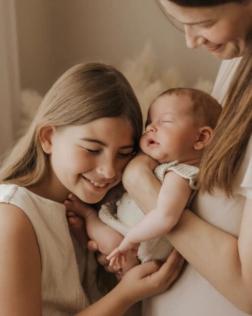 Diese Bilder entstehen nicht, weil Babys immer schlafen.

Sie entstehen, weil sich Familien bei mir sicher fühlen.

Ein Newbornshooting darf leicht sein.

Euer Baby muss nicht “funktionieren”. Es muss nicht durchschlafen oder die ganze Zeit zufrieden sein. Wenn es Hunger hat, wird gestillt oder gefüttert. Wenn es Nähe braucht, wird gekuschelt. Wenn wir eine Pause brauchen, nehmen wir sie uns.

Ich richte mich nicht nach einem Zeitplan - sondern nach eurem Baby und euch. 

Genau deshalb entstehen diese ruhigen, innigen Momente. Nicht, weil alles perfekt läuft. Sondern weil niemand das Gefühl hat, funktionieren zu müssen.

Auch Geschwister dürfen einfach Kinder sein. Sie müssen nicht still sitzen oder ständig in die Kamera lächeln. Ich nehme sie mit viel Geduld und spielerisch mit - und oft entstehen genau dann die Bilder, die später die größten Schätze sind.

Mir ist wichtig, dass ihr nicht nur wunderschöne Erinnerungen mit nach Hause nehmt, sondern auch das Gefühl, dass ihr euch rundum wohl und gut aufgehoben gefühlt habt.

Denn genau so möchte ich, dass ihr euch an diese erste Zeit mit eurem Baby erinnert.

Ihr erwartet euer Baby? Meldet euch am besten schon in der Schwangerschaft. Gemeinsam finden wir den perfekten Zeitpunkt für euer ganz entspanntes Newbornshooting.

•

Alexandra Reiter Fotografie
Fotografin für Newborn-, Babybauch- und Familienfotografie im Unterallgäu – für Familien aus Ulm, Augsburg, Memmingen und dem gesamten Allgäu.

Ich freue mich darauf, eure Geschichte in liebevollen, zeitlosen Bildern festzuhalten.

www.alexandrareiterfotografie.de
info@alexandrareiterfotografie.de
WhatsApp: 0176-61122336

#Newbornshooting
#NewbornfotografUlm
#BabyfotografieAugsburg
#Neugeborenenfotografie
#BabyfotografUnterallgäu