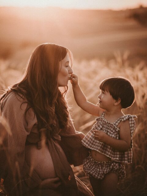 Ich glaube, viel schöner kann man die Vorfreude auf ein neues kleines Familienmitglied kaum festhalten.

So viel Liebe, so viel Freude und mittendrin eine kleine große Schwester, die einfach so viel Spaß hatte und uns mit ihrem Lachen alle angesteckt hat.

Genau so darf sich ein Shooting anfühlen. Leicht, voller Freude und wie ein kleiner gemeinsamer Ausflug. Eine Auszeit für euch als Familie, in der ihr einfach zusammen sein, lachen, kuscheln und die Vorfreude auf euer kleines Wunder genießen dürft.

Und was bleibt, sind all diese Erinnerungen. An euren Babybauch. An dieses kleine Mädchen, das schon ganz bald die große Schwester sein wird. An euer Lachen, euer Glück und diese ganz besondere Zeit, in der ihr voller Vorfreude auf euer neues Familienmitglied wartet.

Wie könnte man diese Zeit schöner würdigen, als sie genau so für immer festzuhalten?

BABYBAUCHSHOOTING · FAMILIENFOTOGRAFIE · SCHWANGERSCHAFT · ALLGÄU

•

Alexandra Reiter Fotografie
Fotografin für Newborn-, Babybauch- und Familienfotografie im Unterallgäu – für Familien aus Ulm, Augsburg, Memmingen und dem gesamten Allgäu.

Ich freue mich darauf, eure Geschichte in liebevollen, zeitlosen Bildern festzuhalten.

www.alexandrareiterfotografie.de
info@alexandrareiterfotografie.de
WhatsApp: 0176-61122336

Dear @iemmefotografie, dear @by_lmphotography, thank you so much for giving me the opportunity to photograph in this very special place. It means a lot to me! 🤎