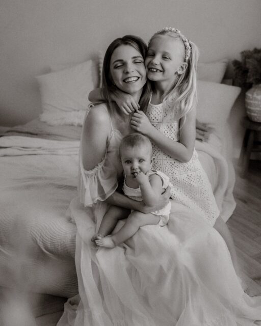 Hey Mama.

Ein Kind an der Hand. Eines auf dem Arm.

Zwei völlig unterschiedliche Phasen –
und doch verbindet sie genau das Gleiche:
deine Liebe.

Das eine schon groß, so selbstständig.
Das andere noch ganz nah bei dir, braucht dich bei jedem kleinen Schritt.

Und du bist für beide da.
Auf deine ganz eigene Art.

Beim Mamaliebe-Shooting halten wir genau das fest.
Diese Verbindung zu jedem deiner Kinder.
Diese kleinen, echten Momente zwischen euch.

Du mit ihnen. Die Bindung zwischen deine Kindern. 

Denn auch diese Zeit – so unterschiedlich sie gerade ist –
wird irgendwann vorbei sein.

Und genau deshalb ist sie so wertvoll.

Wenn du dir genau solche Erinnerungen wünschst,
schreib mir gerne und sichere dir deinen Termin. 🤎

•

Alexandra Reiter Fotografie
Fotografin für Newborn-, Babybauch- und Familienfotografie im Unterallgäu – für Familien aus Ulm, Augsburg, Memmingen und dem gesamten Allgäu.

Ich freue mich darauf, eure Geschichte in liebevollen, zeitlosen Bildern festzuhalten.

www.alexandrareiterfotografie.de
info@alexandrareiterfotografie.de
WhatsApp: 0176-61122336

#mamaliebeshooting
#mamaliebe
#geschwisterliebe
#familienfotografulm
#fotografallgäu