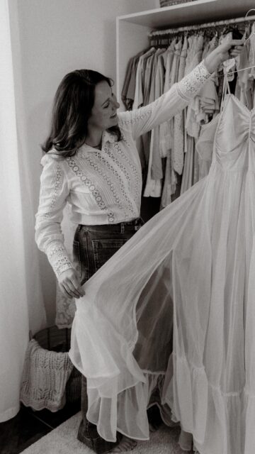 „Ich weiß gar nicht, was wir anziehen sollen…“

Diese Frage kommt bei meinen Kunden nicht auf, denn genau dafür gibt es meinen Kundenkleiderschrank.

Für mich ist er ein ganz wichtiger Teil eures Shootings.
Weil die richtigen Outfits nicht nur den Bildlook verändern –
sondern auch, wie ihr euch fühlt.

Wenn alles stimmig ist, wenn die Stoffe weich sind,
die Schnitte euch schmeicheln und alles harmoniert,
entsteht dieses besondere Gefühl vor der Kamera ganz von selbst.

Ich habe über die Zeit eine große Auswahl zusammengestellt,
die ich mit viel Liebe pflege –
hochwertige Materialien, besondere Stücke, viele handgefertigt und so ausgewählt, dass sie perfekt zu meinem Bildstil passen.

Für dich.
Für dein Baby.
Für deine ganze Familie.

Und genau das macht am Ende den Unterschied.

Wenn du dir genau so ein Shooting wünschst,
bei dem du dich um nichts kümmern musst,
dann melde dich gern bei mir.

Die Termine für den Sommer sind schon sehr begrenzt.

MAMA | STIL | WOHLFÜHLEN | ERLEBNIS

•

Alexandra Reiter Fotografie
Fotografin für Newborn-, Babybauch- und Familienfotografie im Unterallgäu – für Familien aus Ulm, Augsburg, Memmingen und dem gesamten Allgäu.

Ich freue mich darauf, eure Geschichte in liebevollen, zeitlosen Bildern festzuhalten.

www.alexandrareiterfotografie.de
info@alexandrareiterfotografie.de
WhatsApp: 0176-61122336

#Newbornshooting
#NewbornfotografUlm
#BabyfotografieAugsburg
#Neugeborenenfotografie
#BabyfotografUnterallgäu