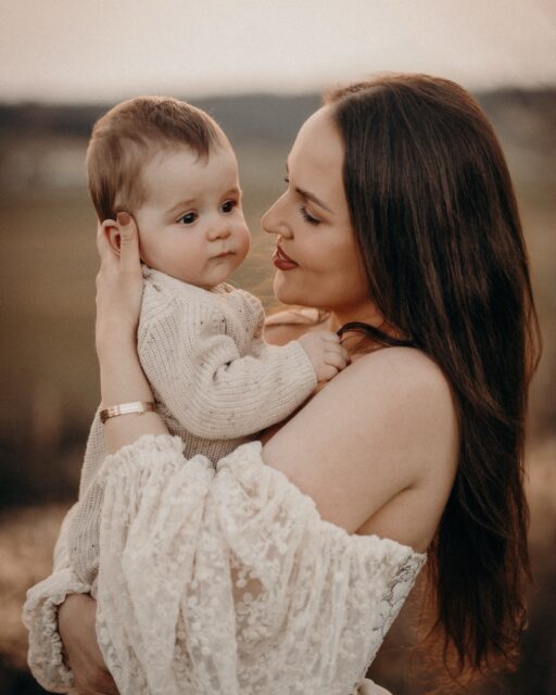 Du bist der Mittelpunkt für dein Kind.
Seine Welt. Seine Sicherheit. Sein Zuhause.

Aber du darfst dich auch spüren.
Dich sehen.
Frau sein.

Dich besonders fühlen.

Weil genau so sieht dich dein Kind:
voller Liebe, voller Wärme, wunderschön.

Und genau das halte ich für dich fest.
So, wie dein Kind dich sieht. 

MAMA | LIEBE | NÄHE | DU 

Möchtest du ein spontanes Shooting
in einem Blütenparadies?

Ich habe nächste Woche ganz spontan 1–2 freie Termine.
Sichere dir deinen Platz und schreib mir direkt! 

•

Alexandra Reiter Fotografie
Fotografin für Newborn-, Babybauch- und Familienfotografie im Unterallgäu – für Familien aus Ulm, Augsburg, Memmingen und dem gesamten Allgäu.

Ich freue mich darauf, eure Geschichte in liebevollen, zeitlosen Bildern festzuhalten.

www.alexandrareiterfotografie.de
info@alexandrareiterfotografie.de
WhatsApp: 0176-61122336