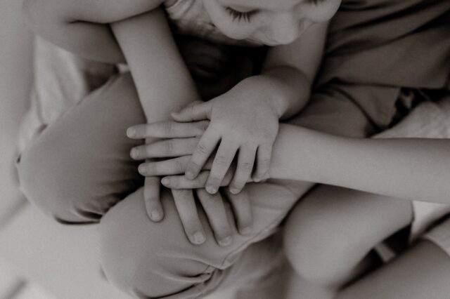 Detailbilder erzählen die ganze Geschichte.

Oft sind es genau die kleinen Momente,
die man im ersten Moment gar nicht bewusst wahrnimmt.

Eine Hand, die gehalten wird. 
Eine kurze Berührung.
Licht auf der Haut.
Kleine Hände. Kleine Füße.

So viel Ausdruck in so wenig.
So viele Details,
die es wert sind, gesehen zu werden.

Mit einem liebevollen Blick.

•

Alexandra Reiter Fotografie
Fotografin für Newborn-, Babybauch- und Familienfotografie im Unterallgäu – für Familien aus Ulm, Augsburg, Memmingen und dem gesamten Allgäu.

Ich freue mich darauf, eure Geschichte in liebevollen, zeitlosen Bildern festzuhalten.

www.alexandrareiterfotografie.de
info@alexandrareiterfotografie.de
WhatsApp: 0176-61122336

#Newbornshooting
#NewbornfotografUlm
#BabyfotografieAugsburg
#Neugeborenenfotografie
#BabyfotografUnterallgäu