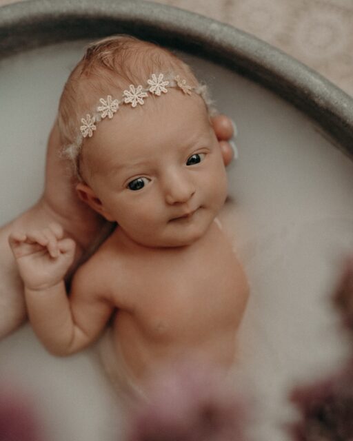 So klein.
So zart.
Und doch verändert ein einziges kleines Wesen einfach alles. 🤎

Diese ersten Tage vergehen leise, verschwimmen irgendwann zwischen Müdigkeit, Kuscheln und ganz viel Liebe. Genau deshalb liebe ich es, diese Momente für euch festzuhalten – so sanft, natürlich und voller Gefühl, wie sie wirklich sind.

Und ja… auch die Milchbad-Aufnahmen gehören zu meinen absoluten Lieblingsmomenten während eines Newbornshootings. Die Ruhe und Wärme. 

In meinem Studio dürft ihr euch einfach fallen lassen.
Ohne Stress. Ohne Druck.
Ich nehme mir Zeit für euch und euer Baby – damit Erinnerungen entstehen, die sich auch Jahre später noch genauso anfühlen wie heute.

Momente, die bleiben. Für jetzt. Für immer. 🤎

•

Alexandra Reiter Fotografie
Fotografin für Newborn-, Babybauch- und Familienfotografie im Unterallgäu – für Familien aus Ulm, Augsburg, Memmingen und dem gesamten Allgäu.

Ich freue mich darauf, eure Geschichte in liebevollen, zeitlosen Bildern festzuhalten.

www.alexandrareiterfotografie.de
info@alexandrareiterfotografie.de
WhatsApp: 0176-61122336

#newbornfotografieulm #babyfotografulm #newbornshootingallgäu #babyfotografaugsburg fotostudiomindelheim