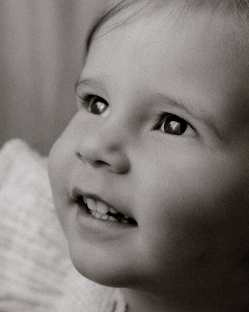 Wenn du ein Babybauchshooting mit Geschwisterkind bei mir buchst, entstehen nicht nur Erinnerungen an deine Schwangerschaft.

Es entstehen Erinnerungen an eine Zeit voller Vorfreude. Aber auch an eine Zeit, die sich langsam verabschiedet.

Denn jede Mama kennt dieses Gefühl.

Da ist die riesige Freude auf das Baby, das bald die Familie weiter wachsen lässt.

Und gleichzeitig wird einem bewusst, dass das kleine Mädchen oder der kleine Junge an deiner Hand bald nicht mehr das Baby der Familie sein wird.

Die letzten Wochen, in denen ihr euch zu dritt durchs Leben bewegt.
Die letzten Kuscheleinheiten mit dem Gedanken: „Nur wir.“
Die letzten Momente, bevor aus deinem kleinen Baby ein großes Geschwisterkind wird.

Vorfreude und ein kleines bisschen Wehmut liegen in dieser Zeit oft ganz nah beieinander.

Genau deshalb lege ich bei meinen Babybauchshootings so viel Wert darauf, auch dein älteres Kind zu sehen. Seine Neugier. Sein Lachen. Seine Nähe zu dir.

Ganz spielerisch und ohne Druck.

So entstehen Bilder, die nicht nur deinen Babybauch zeigen.

Sondern eure Geschichte.

Die Geschichte einer Familie, die kurz davor ist, ein neues Kapitel zu beginnen.

Und die Erinnerung an einen der letzten Momente, in denen dein Großes noch dein Kleines war.

•

Alexandra Reiter Fotografie
Fotografin für Newborn-, Babybauch- und Familienfotografie im Unterallgäu – für Familien aus Ulm, Augsburg, Memmingen und dem gesamten Allgäu.

Ich freue mich darauf, eure Geschichte in liebevollen, zeitlosen Bildern festzuhalten.

www.alexandrareiterfotografie.de
info@alexandrareiterfotografie.de
WhatsApp: 0176-61122336

#babybauchshooting #babybauchfotograf #babybauchfotografulm #familienfotografallgäu #fotostudiomindelheim