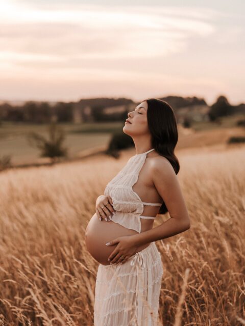 Jedes Baby ist ein kleines Wunder. Und jede Schwangerschaft erzählt ihre ganz eigene Geschichte.

Diese Monate sind voller Vorfreude, Hoffnung und unbeschreiblicher Liebe. Eine Zeit, die sich manchmal unendlich anfühlt und doch viel zu schnell vorbeigeht.

Noch trägst du dein kleines Wunder unter deinem Herzen. Schon bald werden aus Träumen gemeinsame Augenblicke, aus leisen Tritten kleine Füße und aus Vorfreude das größte Glück.

Genau deshalb liebe ich Babybauchshootings so sehr. Es geht nicht nur darum, einen schönen Babybauch zu fotografieren. Es geht darum, dieses Gefühl festzuhalten. Die Verbindung. Das Warten. Die Liebe, die schon lange da ist, bevor ein Baby das Licht der Welt erblickt.

Wenn auch ihr euch auch solche wundervollen Erinnerungen schaffen möchtet, die euch ein Leben lang begleiten, dann meldet euch gerne frühzeitig bei mir. Ich freue mich darauf, eure Geschichte festzuhalten.

•

Alexandra Reiter Fotografie
Fotografin für Newborn-, Babybauch- und Familienfotografie im Unterallgäu – für Familien aus Ulm, Augsburg, Memmingen und dem gesamten Allgäu.

Ich freue mich darauf, eure Geschichte in liebevollen, zeitlosen Bildern festzuhalten.

www.alexandrareiterfotografie.de
info@alexandrareiterfotografie.de
WhatsApp: 0176-61122336