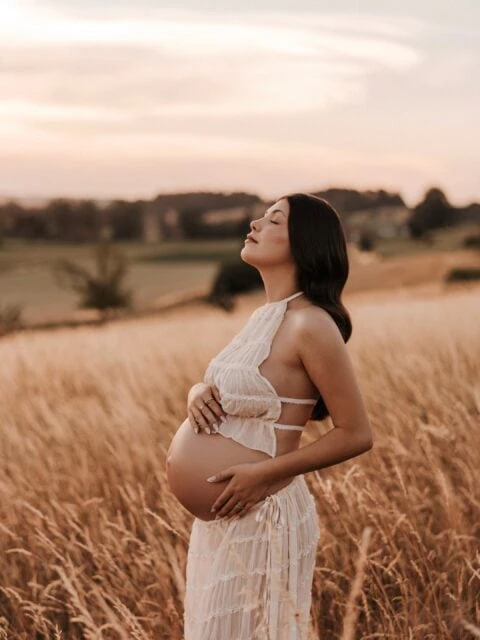 Jedes Baby ist ein kleines Wunder. Und jede Schwangerschaft erzählt ihre ganz eigene Geschichte.

Diese Monate sind voller Vorfreude, Hoffnung und unbeschreiblicher Liebe. Eine Zeit, die sich manchmal unendlich anfühlt und doch viel zu schnell vorbeigeht.

Noch trägst du dein kleines Wunder unter deinem Herzen. Schon bald werden aus Träumen gemeinsame Augenblicke, aus leisen Tritten kleine Füße und aus Vorfreude das größte Glück.

Genau deshalb liebe ich Babybauchshootings so sehr. Es geht nicht nur darum, einen schönen Babybauch zu fotografieren. Es geht darum, dieses Gefühl festzuhalten. Die Verbindung. Das Warten. Die Liebe, die schon lange da ist, bevor ein Baby das Licht der Welt erblickt.

Wenn auch ihr euch auch solche wundervollen Erinnerungen schaffen möchtet, die euch ein Leben lang begleiten, dann meldet euch gerne frühzeitig bei mir. Ich freue mich darauf, eure Geschichte festzuhalten.

•

Alexandra Reiter Fotografie
Fotografin für Newborn-, Babybauch- und Familienfotografie im Unterallgäu – für Familien aus Ulm, Augsburg, Memmingen und dem gesamten Allgäu.

Ich freue mich darauf, eure Geschichte in liebevollen, zeitlosen Bildern festzuhalten.

www.alexandrareiterfotografie.de
info@alexandrareiterfotografie.de
WhatsApp: 0176-61122336