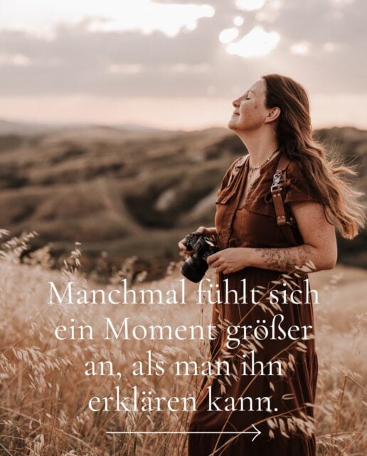Ich bleibe oft einfach stehen und schaue in den Himmel.
Nicht lange.
Nur einen kleinen Moment.
Ich beobachte die Wolken, halte inne und lasse meine Gedanken einfach ziehen.
Und genau dann wird mir oft bewusst, wie viel Schönes wir im Alltag ganz selbstverständlich nehmen.
Wir warten so oft auf den richtigen Zeitpunkt.
Auf mehr Zeit.
Auf den nächsten Urlaub.
Auf den Moment, an dem endlich alles etwas ruhiger wird.
Dabei passiert das Leben nicht irgendwann.
Es passiert genau jetzt.
Zwischen Terminen.
Zwischen Kinderlachen.
Zwischen einem Sonnenuntergang, der einen für einen kurzen Moment alles andere vergessen lässt.
Vielleicht liebe ich Erinnerungen genau deshalb so sehr.
Nicht, weil sie uns zeigen, wie etwas ausgesehen hat.
Sondern weil sie uns Jahre später wieder fühlen lassen, was in diesem Moment so besonders war.
Und vielleicht ist das heute einfach eine kleine Erinnerung für dich:
Halte heute einen Moment inne.
Schau in den Himmel.
Atme tief durch.
Und frag dich, ob das, wonach du suchst, 
vielleicht längst da ist.

•

Alexandra Reiter Fotografie
Fotografin für Newborn-, Babybauch- und Familienfotografie im Unterallgäu – für Familien aus Ulm, Augsburg, Memmingen und dem gesamten Allgäu.

Ich freue mich darauf, eure Geschichte in liebevollen, zeitlosen Bildern festzuhalten.

www.alexandrareiterfotografie.de
info@alexandrareiterfotografie.de
WhatsApp: 0176-61122336
