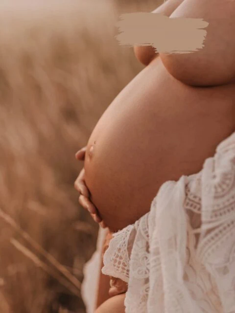 Jedes Mal, wenn ich eine schwangere Frau fotografiere, denke ich dasselbe.

Was für ein Wunder.

Wie unglaublich stark ein weiblicher Körper ist.

Wie viel Liebe schon da ist, bevor sich zwei Menschen überhaupt begegnet sind.

Ich wünsche mir, dass jede Frau ihre Schwangerschaft nicht versteckt, sondern voller Stolz erlebt.

Dass sie ihren Bauch streichelt.

Jede Bewegung genießt.

Über die kleinen Tritte lächelt.

Sich selbst im Spiegel anschaut und denkt:

Ich erschaffe gerade ein Leben.

Und genau dieses Gefühl möchte ich festhalten.

Weil da so viel mehr ist als ein Babybauch.

Es ist der Beginn einer der größten Liebesgeschichten.

Ich kann es kaum erwarten, euch vor meiner Kamera zu sehen.

•

Alexandra Reiter Fotografie
Fotografin für Newborn-, Babybauch- und Familienfotografie im Unterallgäu – für Familien aus Ulm, Augsburg, Memmingen und dem gesamten Allgäu.

Ich freue mich darauf, eure Geschichte in liebevollen, zeitlosen Bildern festzuhalten.

www.alexandrareiterfotografie.de
info@alexandrareiterfotografie.de
WhatsApp: 0176-61122336