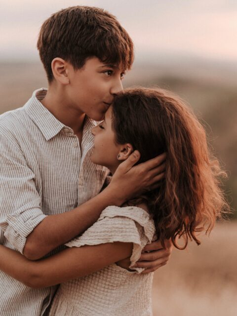 Wann sind unsere Kinder eigentlich plötzlich so groß geworden?

Wir fotografieren sie tausendfach, wenn sie Babys sind. Ihre ersten Schritte. Kleine Hände. Zahnlücken. Geburtstage.

Und irgendwann werden die Abstände größer.

Dabei verändert sich Familie auch dann jeden Tag weiter.

Aus kleinen Kindern werden große Geschwister.
Umarmungen fühlen sich anders an.
Gespräche werden länger.
Und trotzdem gibt es sie immer noch: diese vertrauten Blicke, das Anlehnen, das Lachen miteinander und dieses selbstverständliche Gefühl von Zuhause.

Genau dieses Gefühl möchte ich für euch festhalten.

Nicht nur, wie ihr heute ausseht.
Sondern wie ihr miteinander seid.

Die Liebe zwischen Geschwistern.
Die besondere Verbindung zwischen Mama, Papa und jedem einzelnen ihrer Kinder.
Dieses kleine Kind, das noch auf den Arm möchte.
Und die Großen, die längst ihre ganz eigene Persönlichkeit mitbringen.

Denn Familienbilder werden nicht weniger wertvoll, wenn unsere Kinder größer werden.

Vielleicht werden sie sogar immer wertvoller.

Weil wir irgendwann auf sie schauen und kaum glauben können, dass genau das einmal unser Heute war.

•

Alexandra Reiter Fotografie
Fotografin für Newborn-, Babybauch- und Familienfotografie im Unterallgäu – für Familien aus Ulm, Augsburg, Memmingen und dem gesamten Allgäu.

Ich freue mich darauf, eure Geschichte in liebevollen, zeitlosen Bildern festzuhalten.

www.alexandrareiterfotografie.de
info@alexandrareiterfotografie.de
WhatsApp: 0176-61122336

Familienfotografie · Geschwisterliebe · Familienzeit · Kindheitserinnerungen