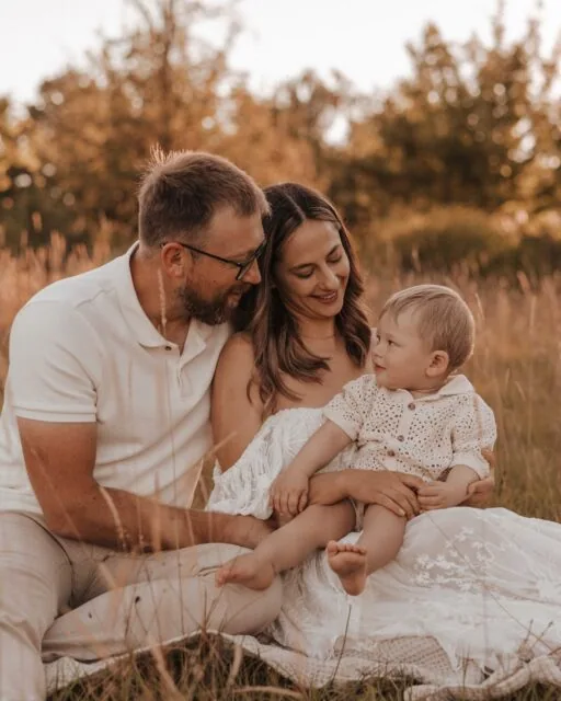 Ich möchte, dass du dich genau daran erinnerst.

Nicht nur heute. Nicht nur morgen. Sondern auch noch in 30, 40 oder 50 Jahren.

An diesen Sommerabend mit deiner Familie.

An die warme Abendsonne. An das Lachen deines Kindes. An deinen kleinen Entdecker, der die Welt gerade mit so viel Neugier entdeckt.

An all den Quatsch, den ihr zusammen gemacht habt. Wie ihr gelacht, gekuschelt und einfach eine richtig schöne Zeit miteinander verbracht habt.

Und irgendwann sitzt du vielleicht als alte Omi auf deinem Sofa, schaust dir genau diese Bilder an und bist in Gedanken wieder genau dort.

Du hörst das Lachen. Weißt noch ganz genau, wie sich diese kleinen Arme um deinen Hals angefühlt haben. Und kannst kaum glauben, wie schnell die Zeit vergangen ist.

Genau das wünsche ich mir für dich.

Dass du Bilder hast, die dich auch Jahrzehnte später noch einmal mitten hinein in diese Zeit holen.

Und vielleicht ist genau jetzt der richtige Moment, diese Erinnerungen festzuhalten.

Lass uns einen Termin für dein Familienshooting vereinbaren.

•

Alexandra Reiter Fotografie
Fotografin für Newborn-, Babybauch- und Familienfotografie im Unterallgäu – für Familien aus Ulm, Augsburg, Memmingen und dem gesamten Allgäu.

Ich freue mich darauf, eure Geschichte in liebevollen, zeitlosen Bildern festzuhalten.

www.alexandrareiterfotografie.de
info@alexandrareiterfotografie.de
WhatsApp: 0176-61122336