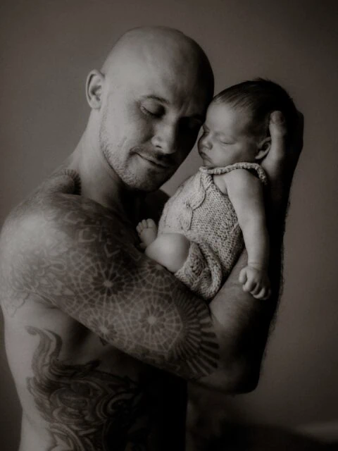 Heute möchte ich einfach mal die Papas feiern.

Die Papas, die ihre Babys voller Stolz in den Armen halten. Die küssen, kuscheln, tragen, trösten und lieben. Die nachts aufstehen, auffangen, Mut machen und einfach da sind.

Die für ihre Familie alles geben und dabei so unglaublich viel Liebe in sich tragen.

Ich darf bei meinen Shootings so viele wundervolle Papas kennenlernen. Männer, die mit so viel Liebe und Fürsorge Papa sind. Die ihre Partnerin anhimmeln und bei denen man einfach spürt, wie glücklich sie mit ihrer Familie sind.

Und wisst ihr was? Ich liebe es, das zu sehen.

Diese großen, starken Hände, die ein winziges Baby so behutsam halten. Diesen stolzen Blick. Dieses Strahlen, wenn das eigene Kind einen anschaut.

Und später das wilde Toben, das gemeinsame Lachen, der ganze Quatsch und zwischendrin immer wieder diese innigen Kuschelmomente.

Wie schön ist es bitte, solche Papas zu sehen?

Ich bin wirklich unglaublich dankbar, dass ich so viele liebevolle Familienmenschen vor meiner Kamera haben darf. Papas, die mit ganzem Herzen Papa sind und diese Erinnerungen genauso sehr schätzen wie ihre Partnerinnen.

Liebe Papas, bitte lasst ganz viele Bilder von euch und euren Kindern machen.

Denn irgendwann werden eure Kinder diese Bilder anschauen und sehen, mit wie viel Liebe ihr sie vom allerersten Moment an durchs Leben begleitet habt.

Und diese Bilder werden für eure Kinder einmal unbezahlbar sein. Versprochen.

•

Alexandra Reiter Fotografie
Fotografin für Newborn-, Babybauch- und Familienfotografie im Unterallgäu – für Familien aus Ulm, Augsburg, Memmingen und dem gesamten Allgäu.

Ich freue mich darauf, eure Geschichte in liebevollen, zeitlosen Bildern festzuhalten.

www.alexandrareiterfotografie.de
info@alexandrareiterfotografie.de
WhatsApp: 0176-61122336