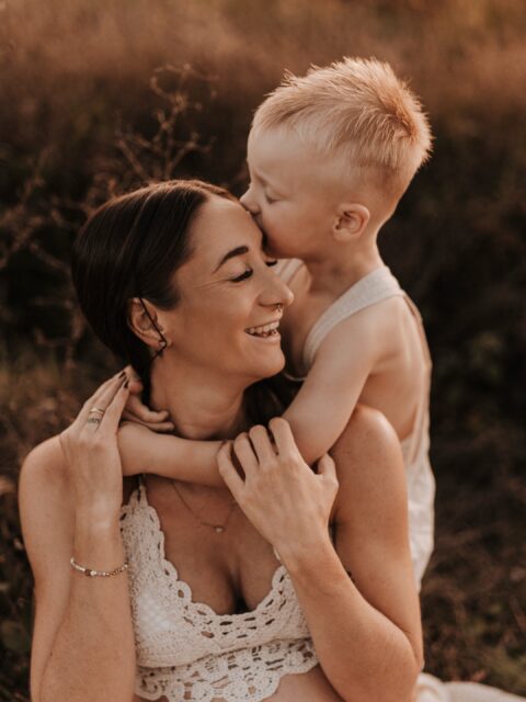 Manchmal frage ich mich, ob wir eigentlich begreifen, wie besonders diese Zeit ist, während wir mittendrin stecken.

Wenn dein erstes Baby plötzlich schon so groß ist. Wenn du ihm dabei zusiehst, wie es die Welt entdeckt und gleichzeitig ein neues kleines Herz unter deinem eigenen wächst.

Wenn du weißt, dass bald jemand dazukommt, den ihr jetzt schon so sehr liebt.

Ich finde, es gibt kaum etwas Schöneres, als diese Vorfreude als Familie miteinander zu teilen.

Diese kleinen Hände auf dem Babybauch. Die neugierigen Fragen. Das Lachen. Die Küsse. Und dieses unbeschreibliche Gefühl, dass euer Glück bald noch ein bisschen größer wird.

Für all die Liebe, die jetzt schon da ist.

Du erwartest ein kleines Wunder und möchtest diese besondere Zeit mit deiner Familie festhalten? Dann lass uns gemeinsam Erinnerungen schaffen, die euch auch in vielen Jahren noch ein Lächeln ins Gesicht zaubern. Ich freue mich auf eure Nachricht.

•

Alexandra Reiter Fotografie
Fotografin für Newborn-, Babybauch- und Familienfotografie im Unterallgäu – für Familien aus Ulm, Augsburg, Memmingen und dem gesamten Allgäu.

Ich freue mich darauf, eure Geschichte in liebevollen, zeitlosen Bildern festzuhalten.

www.alexandrareiterfotografie.de
info@alexandrareiterfotografie.de
WhatsApp: 0176-61122336