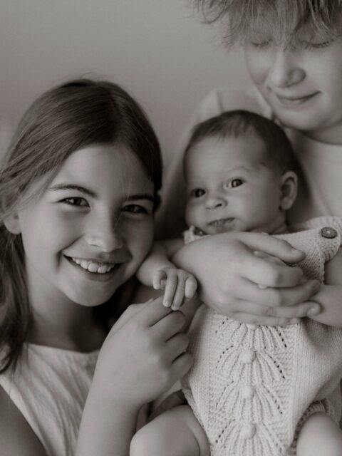Manchmal sind es gerade die Mamas, die sich vor einem Newbornshooting die meisten Gedanken machen.

Wird sich unser Baby wohlfühlen? Machen die großen Geschwister mit? Wird das alles so klappen, wie wir es uns wünschen?

Auch diese Mama war vor unserem Shooting ein bisschen aufgeregt, auch wenn ich ihr versichert habe, was für einen wunderschönen, entspannten Vormittag wir miteinander verbringen werden.

Und genau so war es.

Wir haben erzählt, gelacht und uns ganz viel Zeit füreinander genommen.

Und was mir bei diesem Shooting besonders am Herzen lag: Auch die beiden großen Geschwister sollten ihren Platz bekommen. Sie durften erzählen, was sie gerade beschäftigt, wir haben gemeinsam gelacht und hatten richtig viel Spaß.

Denn bei einem Newbornshooting geht es für mich nicht nur um das kleinste Familienmitglied. Es geht um euch alle. Um eure Verbindung, eure Liebe und darum, wie schön es ist, jetzt gemeinsam eine noch größere Familie zu sein.

Es war so wunderbar zu sehen, wie wohl sich alle gefühlt haben. Wie liebevoll die beiden Großen mit ihrer kleinen Schwester umgegangen sind und wie entspannt Mama und Papa die gemeinsame Zeit genießen konnten.

Und genau das wünsche ich mir für jede Familie, die mich besucht.

Dass ihr euch auf euer Shooting freut, euch bei mir rundum wohlfühlt und mit wunderschönen Erinnerungen und dem Gefühl nach Hause geht, einen richtig schönen Vormittag miteinander verbracht zu haben.

•

Alexandra Reiter Fotografie
Babybauchfotografie | Neugeborenenfotografie | Familienfotografie

Mit ganz viel Liebe für eure Erinnerungen.
Fotostudio im Unterallgäu - für Familien aus Memmingen, Mindelheim, Ulm, Augsburg und dem Allgäu.

www.alexandrareiterfotografie.de
info@alexandrareiterfotografie.de
WhatsApp: 0176-61122336
