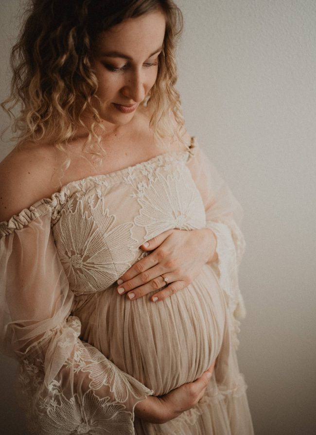 Babybauchshooting, Augsburg, Ulm, Schwangerschaftsfotos, Hebamme, Memmingen, Allgaeu, Unterallgaeu, Mindelheim, Krumbach, Babybauchbilder, Babybauch Fotoshooting, Schwangerschafts Fotoshooting, Maternity, Maternityshooting, Liebevolle Bilder, Schwangerschaftsbilder, Schwangerschaftskleid, Shooting Baby, Newbornshooting, Babybilder, Babyfotoshooting, Gutschein zur Geburt, Babygalerie, Schwangerschaft, schwanger, Boho Fotoshooting, Boho Babybauchbilder, Babybauchbilder mit Familie, Babybauchbilder mit Partner, Babybauchbilder mit Geschwistern, Babybauchkleid, Geschenkidee Babybauchsooting, Babyparty, Gutschein Fotoshooting, Gutschein Fotoshooting Bayern, Baby Bilder, natürliche Babybauchbilder, Weihnachtsgeschenk, exklusive Fotografie, Blumenkranz, Fotoshooting im Sonnenuntergang, Buchloe, Günzburg, Kaufbeuren, Familienshooting, Familienfotoshooting, Geschenk Babyparty, Geschenk Geburt, Geschenk Weihnachten, hochwertig, exklusiv, Boho Shooting, Thanhausen, Neugeborenenbilder, Neugeborenenfotoshooting