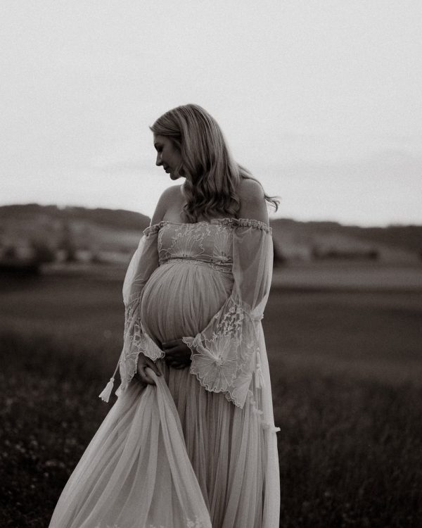 Babybauchshooting, Augsburg, Ulm, Schwangerschaftsfotos, Hebamme, Memmingen, Allgaeu, Unterallgaeu, Mindelheim, Krumbach, Babybauchbilder, Babybauch Fotoshooting, Schwangerschafts Fotoshooting, Maternity, Maternityshooting, Liebevolle Bilder, Schwangerschaftsbilder, Schwangerschaftskleid, Shooting Baby, Newbornshooting, Babybilder, Babyfotoshooting, Gutschein zur Geburt, Babygalerie, Schwangerschaft, schwanger, Boho Fotoshooting, Boho Babybauchbilder, Babybauchbilder mit Familie, Babybauchbilder mit Partner, Babybauchbilder mit Geschwistern, Babybauchkleid, Geschenkidee Babybauchsooting, Babyparty, Gutschein Fotoshooting, Gutschein Fotoshooting Bayern, Baby Bilder, natürliche Babybauchbilder, Weihnachtsgeschenk, exklusive Fotografie, Blumenkranz, Fotoshooting im Sonnenuntergang, Buchloe, Günzburg, Kaufbeuren, Familienshooting, Familienfotoshooting, Geschenk Babyparty, Geschenk Geburt, Geschenk Weihnachten, hochwertig, exklusiv, Boho Shooting, Thanhausen, Neugeborenenbilder, Neugeborenenfotoshooting