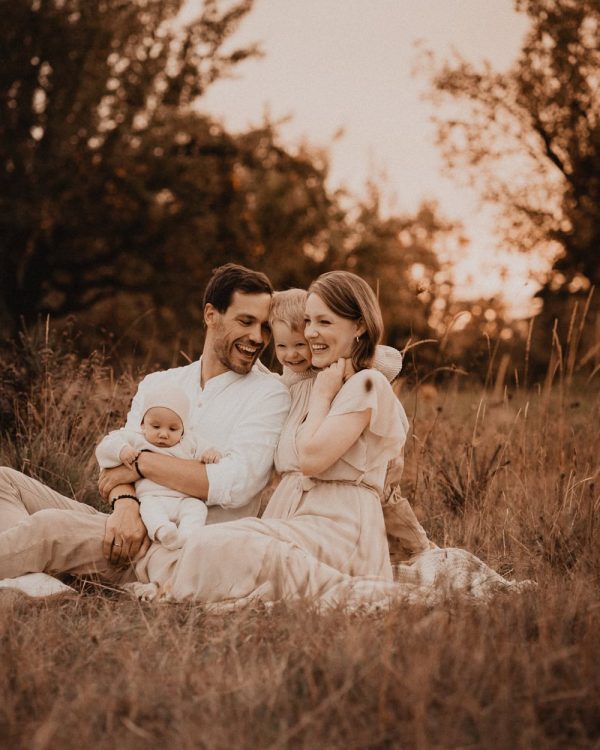 Familienshooting, Familienfotoshooting, Augsburg, Ulm, Schwangerschaftsfotos, Memmingen, Allgaeu, Unterallgaeu, Mindelheim, Krumbach, Babybauchbilder, Babybauch Fotoshooting, Schwangerschafts Fotoshooting, Maternity, Maternityshooting, Liebevolle Bilder, Natürliche Familienfotografie, Familienfotografie, Family Shooting, Geschwisterbilder, Geschwisterfotos, Familienfotos, Shooting Baby, Shooting Familie, Newbornshooting, Babybilder, Boho Familienshooting, Boho Fotoshooting, Boho Babybauchbilder, Babybauchbilder mit Familie, Babybauchbilder mit Partner, Babybauchbilder mit Geschwistern, Gutschein Fotoshooting, Gutschein Fotoshooting Bayern, Weihnachtsgeschenk, exklusive Fotografie, Blumenkranz, Fotoshooting im Sonnenuntergang, Buchloe, Günzburg, Kaufbeuren, Familienshooting, Familienfotoshooting, Geschenk Babyparty, Geschenk Geburt, Geschenk Weihnachten, hochwertig, exklusiv, Boho Shooting, Thanhausen, Kempten, Landsberg, Familienfotograf, Familienfotografin, Kinderfotografie, Kinderfotograf, Kinderfotografin, glückliche Kinder, ungestellte Bilder
