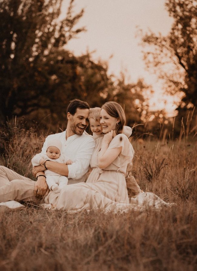 Familienshooting, Familienfotoshooting, Augsburg, Ulm, Schwangerschaftsfotos, Memmingen, Allgaeu, Unterallgaeu, Mindelheim, Krumbach, Babybauchbilder, Babybauch Fotoshooting, Schwangerschafts Fotoshooting, Maternity, Maternityshooting, Liebevolle Bilder, Natürliche Familienfotografie, Familienfotografie, Family Shooting, Geschwisterbilder, Geschwisterfotos, Familienfotos, Shooting Baby, Shooting Familie, Newbornshooting, Babybilder, Boho Familienshooting, Boho Fotoshooting, Boho Babybauchbilder, Babybauchbilder mit Familie, Babybauchbilder mit Partner, Babybauchbilder mit Geschwistern, Gutschein Fotoshooting, Gutschein Fotoshooting Bayern, Weihnachtsgeschenk, exklusive Fotografie, Blumenkranz, Fotoshooting im Sonnenuntergang, Buchloe, Günzburg, Kaufbeuren, Familienshooting, Familienfotoshooting, Geschenk Babyparty, Geschenk Geburt, Geschenk Weihnachten, hochwertig, exklusiv, Boho Shooting, Thanhausen, Kempten, Landsberg, Familienfotograf, Familienfotografin, Kinderfotografie, Kinderfotograf, Kinderfotografin, glückliche Kinder, ungestellte Bilder